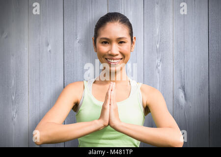 Portrait of sporty woman doing yoga Banque D'Images