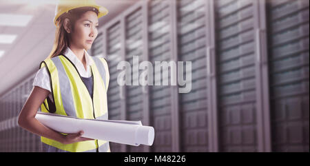 Image composite de l'architecte femme avec casque jaune et plans Banque D'Images