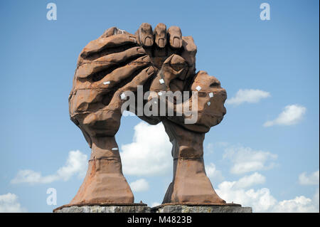 Wolbung Memorial sculpture die der Hande (la courbure de la main) à partir de 1995 par Jose Castell sur côté de l'Allemagne de l'ouest de l'ancienne RDA (Grenzubergangss Banque D'Images