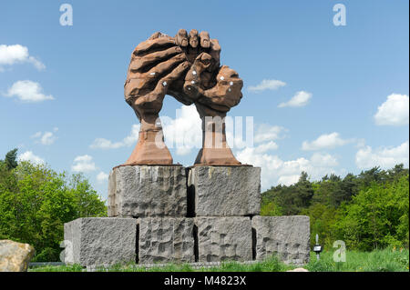 Wolbung Memorial sculpture die der Hande (la courbure de la main) à partir de 1995 par Jose Castell sur côté de l'Allemagne de l'ouest de l'ancienne RDA (Grenzubergangss Banque D'Images