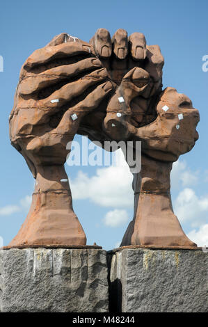 Wolbung Memorial sculpture die der Hande (la courbure de la main) à partir de 1995 par Jose Castell sur côté de l'Allemagne de l'ouest de l'ancienne RDA (Grenzubergangss Banque D'Images