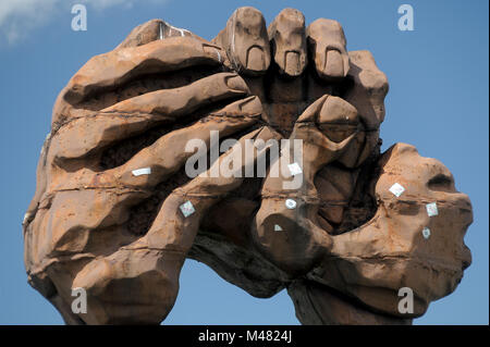 Wolbung Memorial sculpture die der Hande (la courbure de la main) à partir de 1995 par Jose Castell sur côté de l'Allemagne de l'ouest de l'ancienne RDA (Grenzubergangss Banque D'Images