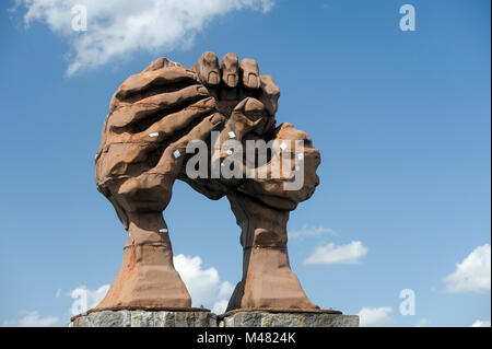 Wolbung Memorial sculpture die der Hande (la courbure de la main) à partir de 1995 par Jose Castell sur côté de l'Allemagne de l'ouest de l'ancienne RDA (Grenzubergangss Banque D'Images