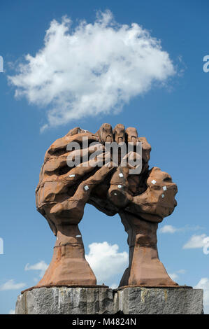 Wolbung Memorial sculpture die der Hande (la courbure de la main) à partir de 1995 par Jose Castell sur côté de l'Allemagne de l'ouest de l'ancienne RDA (Grenzubergangss Banque D'Images