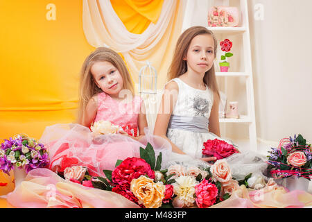 Belle petite soeurs posant en robes élégantes Banque D'Images