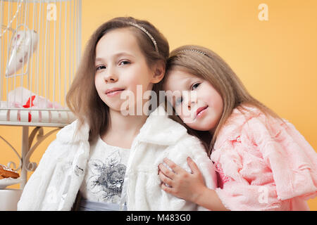 Portrait de deux sœurs jumelles adorables posing in studio Banque D'Images