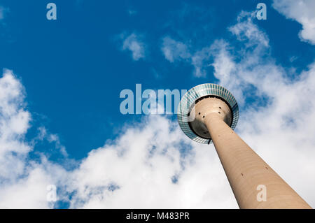 Allemagne, Düsseldorf - 17 octobre 2014 : Rhinetower Dusseldorf. Le plus grand bâtiment à Düsseldorf, 240,5 mètres, sert à des fins de communication. Banque D'Images