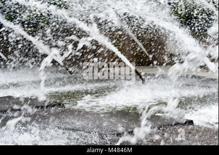 Fontaine de la trombe marine park parc Planten un Blomen dans Hmaburg en plein jour avec de l'eau brouillée. Banque D'Images