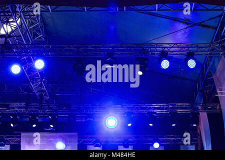 Pleins feux sur scène lors de la pluie Banque D'Images