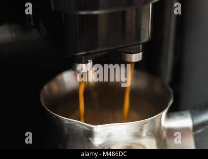 Préparation d'un double café noir dans une machine automatique Banque D'Images