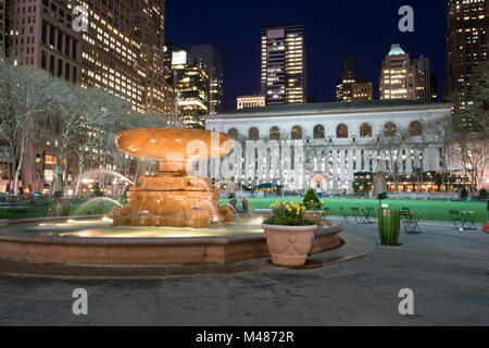 Fontaine en face de la Bibliothèque publique de New York Banque D'Images