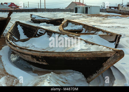 Bateau de pêche en bois recouvert de neige d'hiver sur l'autre. Banque D'Images