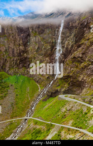 Cascade Stigfossen et chemin du Troll - Norvège Banque D'Images