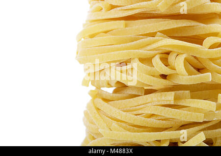 Les pâtes italiennes tagliatelles nest isolé sur fond blanc Banque D'Images