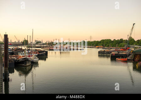 Travehafen dans le bassin du district de Hambourg Steinwerder Banque D'Images