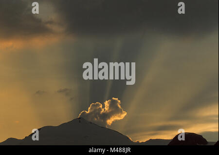 Nuages au-dessus de la crête de Johannis-Mountain dans la lumière du soir Banque D'Images