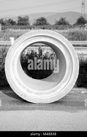 Les tuyaux de béton sur le site de construction en noir et blanc Banque D'Images