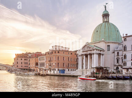 Eglise de San Simeone Piccolo sur le quai du Canal Grande Banque D'Images