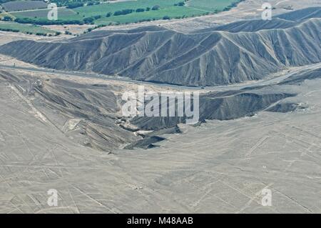 Autoroute panaméricaine par des lignes de Nazca au Pérou Banque D'Images