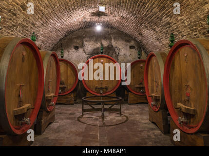 Des tonneaux de vin (botti) dans une cave à Montepulciano, Toscane Banque D'Images