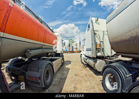 Pas lavé les camions de transport à longue distance de marchandises industrielles Banque D'Images