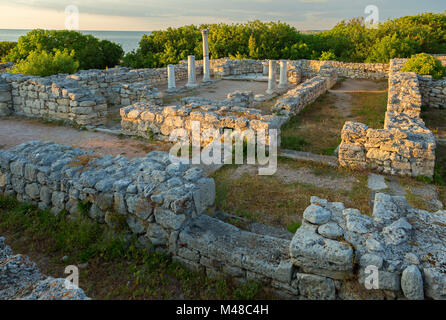 Les ruines anciennes Chersonesus Taurica dans les rayons du soleil couchant. Banque D'Images