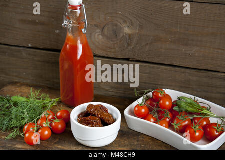 Tomates séchées au soleil, les tomates et la purée de tomates fraîches Banque D'Images