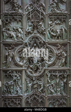 Célèbre portes de bronze de la cathédrale de Milan, Italie Banque D'Images