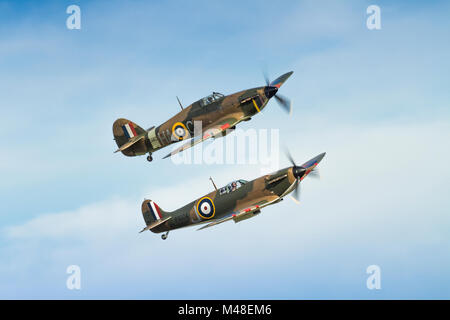 Un Hawker Hurricane et Supermarine Spitfire volant en formation Banque D'Images