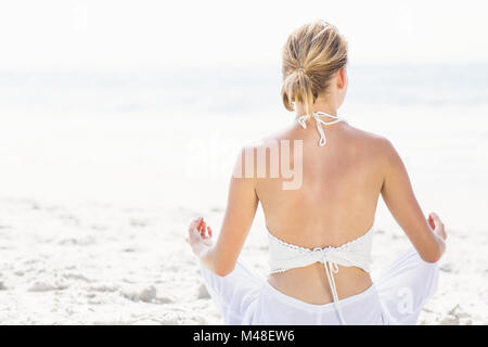 Vue arrière du yoga sur la plage Banque D'Images