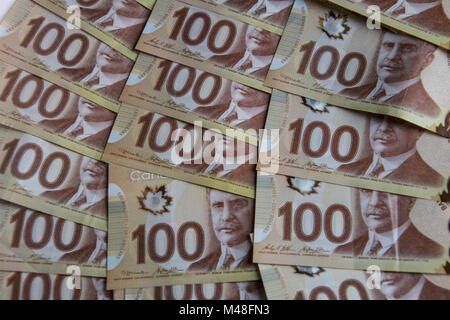 Pile de cent dollars de l'argent canadien Banque D'Images