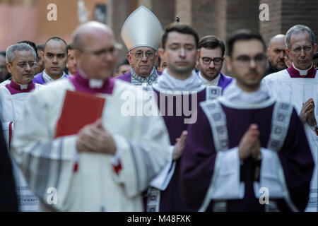 Rome, Italie. Feb 14, 2018. Le pape François ouvre la procession du Mercredi des Cendres et la masse à l'église Santa Sabina. La masse marque le début du Carême, 42 jours de prière et de pénitence qui se termine avant le dimanche de Pâques. Credit : Giuseppe Ciccia/Pacific Press/Alamy Live News Banque D'Images