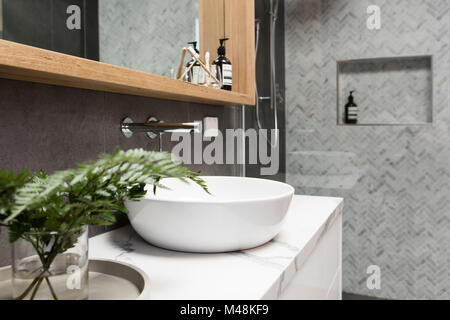 Détails salle de bains avec douche lavabo blanc propre carrelage derrière Banque D'Images