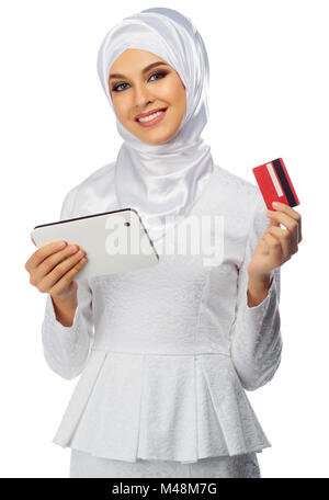 Femme musulmane avec tablet PC et isolé de la carte de crédit Banque D'Images