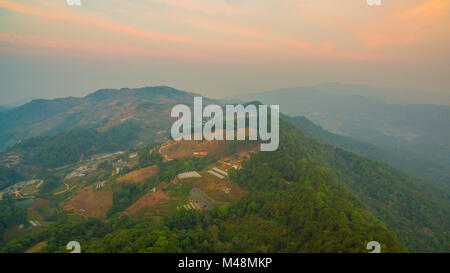 Mon papier est un point de repère sur la haute montagne à Chiang Mia province. En haut de la colline, le temps est très bon. C'est un endroit pour se reposer. De nombreux touris Banque D'Images