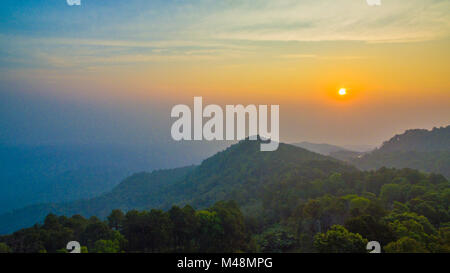 Mon papier est un point de repère sur la haute montagne à Chiang Mia province. En haut de la colline, le temps est très bon. C'est un endroit pour se reposer. De nombreux touris Banque D'Images