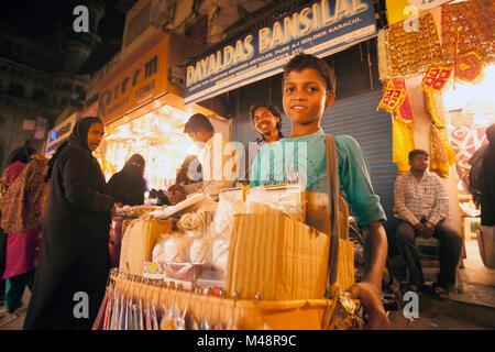 Jeune garçon la vente de trousses de couture, le travail des enfants, bazar près du monument Charminar, Hyderabad Banque D'Images