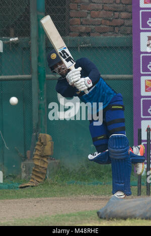 Dhaka, Bangladesh. Feb 14, 2018. Le capitaine du Sri Lanka Dinesh Chandimal batting dans les filets au cours d'un entraînement avant le premier match de cricket T20I contre le Bangladesh à Sher-e-Bangala cricket stadium Dhaka le 14 fév 2018 Crédit : Sameera Peiris/Pacific Press/Alamy Live News Banque D'Images