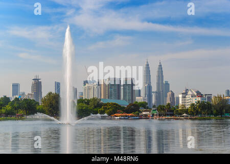 Kuala Lumpur City skyline at au parc Titiwangsa, Malaisie Banque D'Images