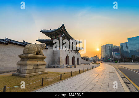 Porte Gwanghwamun quand sunrise, Séoul, Corée du Sud Banque D'Images