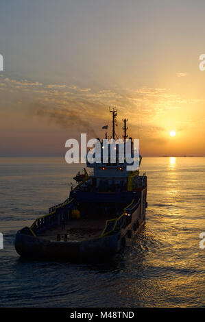 Un navire d'ancres vu au coucher du soleil dans la mer Caspienne Banque D'Images