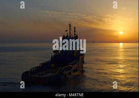 Un navire d'ancres vu au coucher du soleil dans la mer Caspienne Banque D'Images