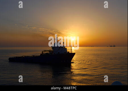 Un navire d'ancres vu au coucher du soleil dans la mer Caspienne Banque D'Images