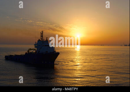 Un navire d'ancres vu au coucher du soleil dans la mer Caspienne Banque D'Images