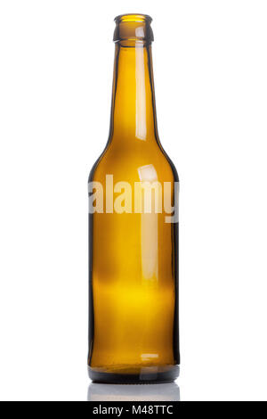 Bouteille de bière brune vide isolé sur fond blanc Banque D'Images