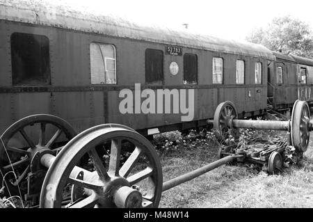 Vieux train wagons et châssis noir-blanc Banque D'Images