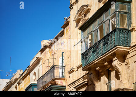 Un style traditionnel maltais d'un balcon. La Valette. Banque D'Images