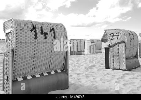 Chaises de plage Baltique Laboe Allemagne en noir et blanc Banque D'Images