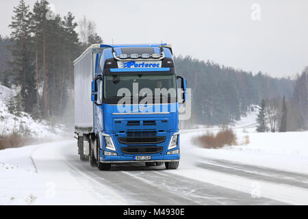 SALO, FINLANDE - le 11 février 2018 : Volvo FH Bleu d'Porterec sur la route dans le sud de la Finlande, à une journée d'hiver avec des chutes de neige. Banque D'Images