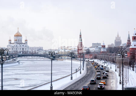 Frozen river de Moscou, Cathédrale de Christ le Sauveur, le Kremlin, le trafic routier le long du remblai, froide journée d'hiver Banque D'Images